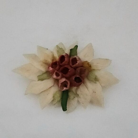 Vintage shell art brooch pin - Picture 1 of 3